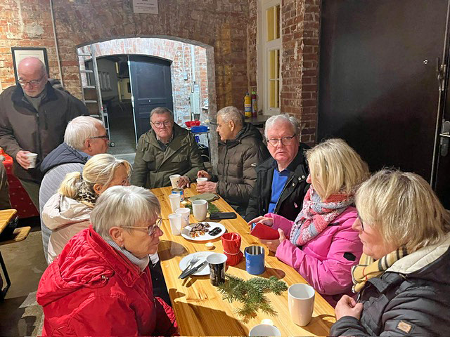 Fröhliche Runde beim Grillabend zum Jahresabschluss